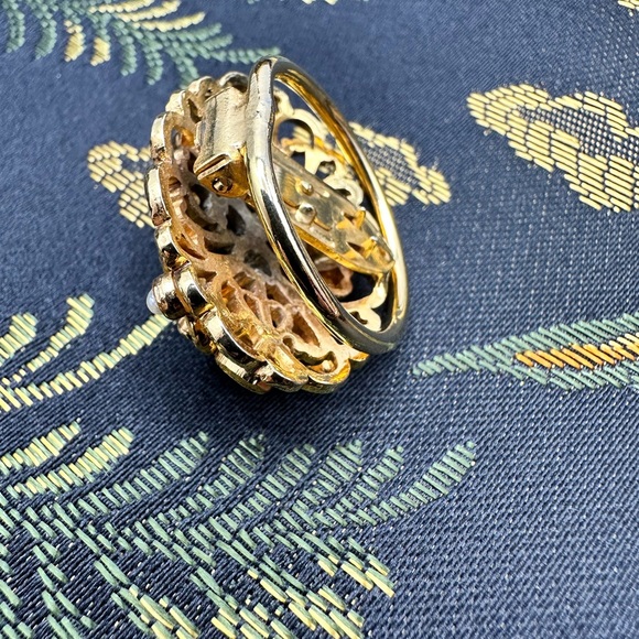 SOLD. Vintage Filigree Scarf Clip Gold Tone with faux pearl - Picture 3 of 7